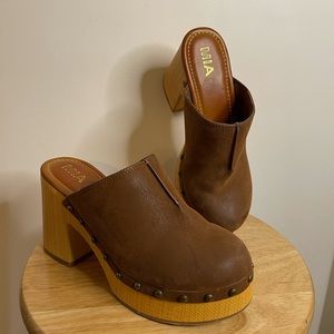 Trending Studded Slip On Cognac Brown 70s Wood High Heel Clogs size 8.5